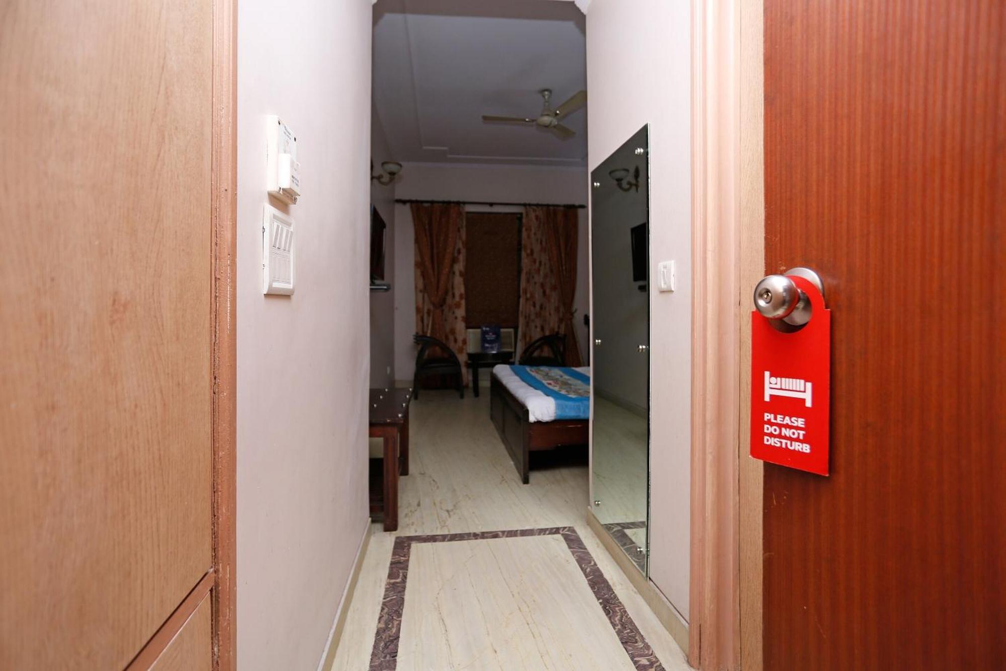 Hotel O Mid Town Дели Экстерьер фото