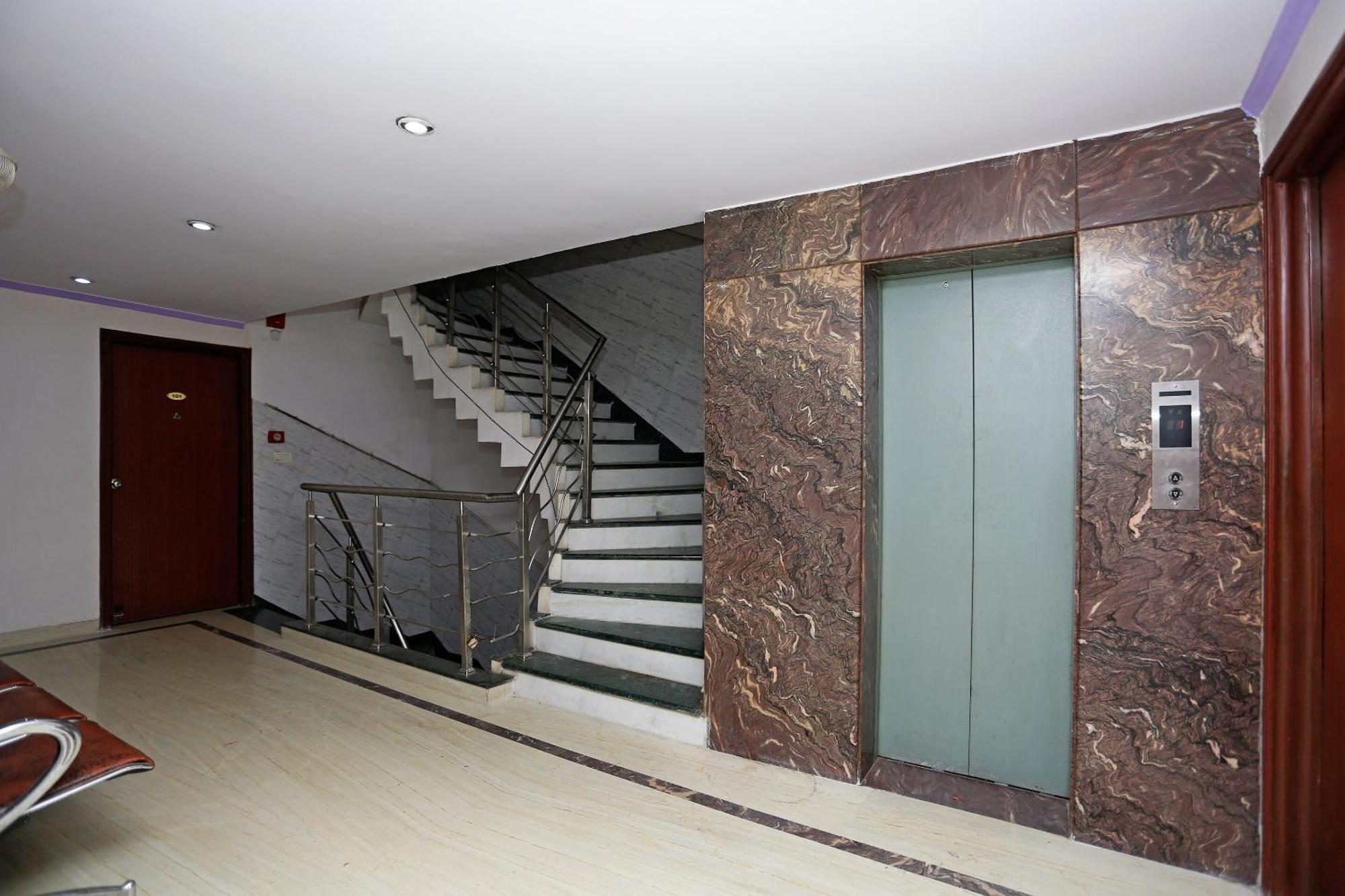 Hotel O Mid Town Дели Экстерьер фото