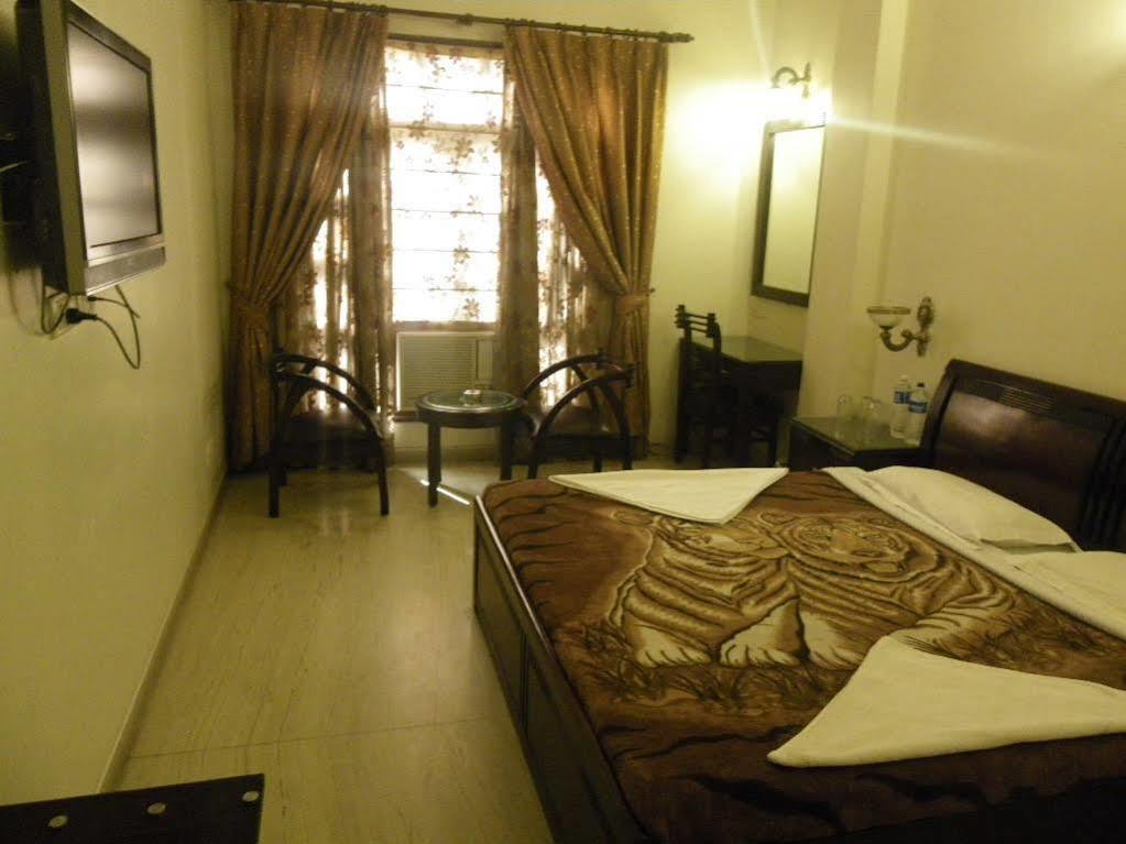 Hotel O Mid Town Дели Экстерьер фото