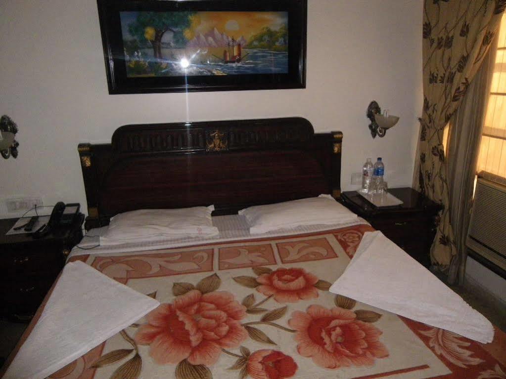 Hotel O Mid Town Дели Экстерьер фото