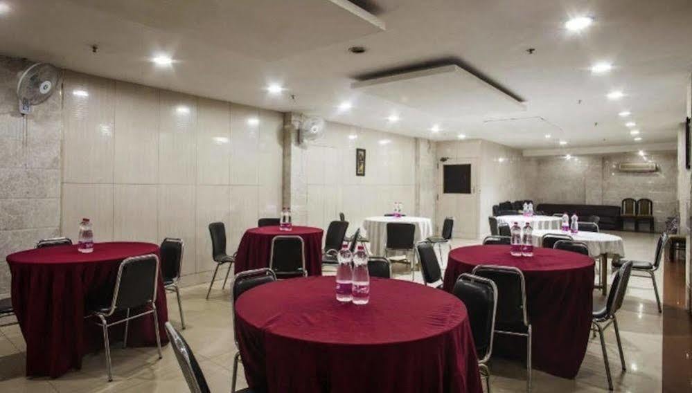 Hotel O Mid Town Дели Экстерьер фото