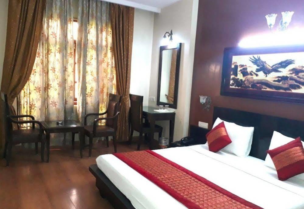 Hotel O Mid Town Дели Экстерьер фото